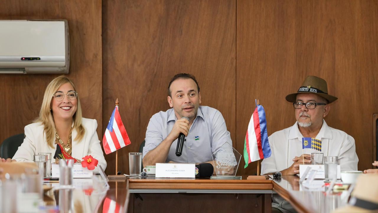 Alejandro Eder junto a los alcaldes de Ponce y Arecibo (Puerto Rico), Marlese Sifre y Carlos Ramírez Irizarry.