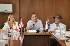 Alejandro Eder junto a los alcaldes de Ponce y Arecibo (Puerto Rico), Marlese Sifre y Carlos Ramírez Irizarry.