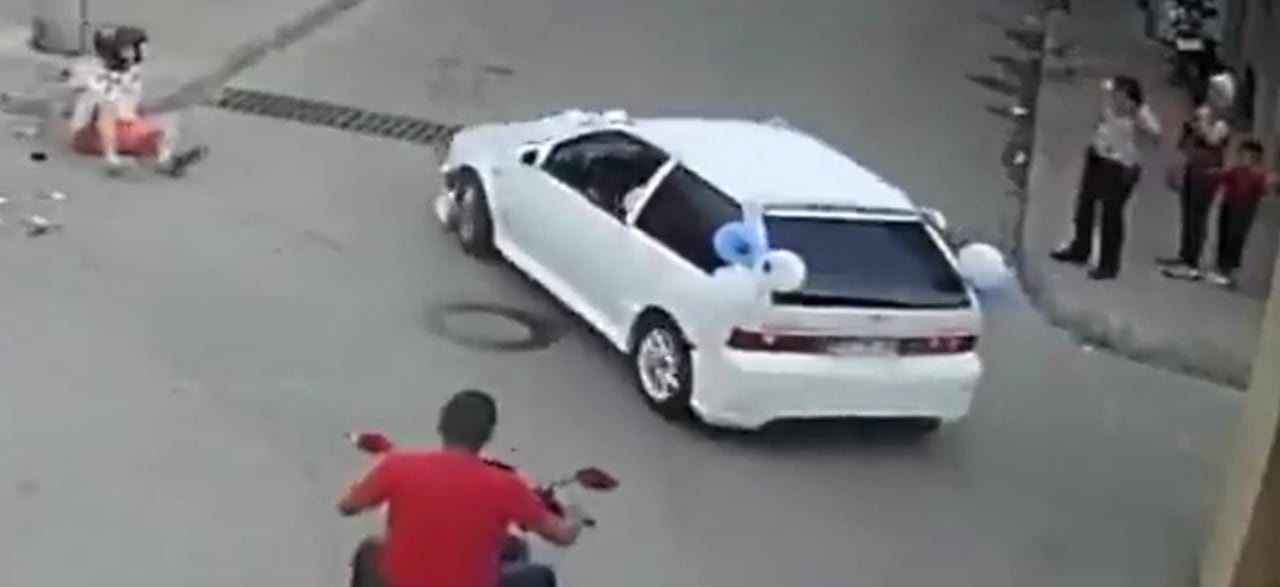 Conductor se escapó luego de atropellar a unos motociclistas