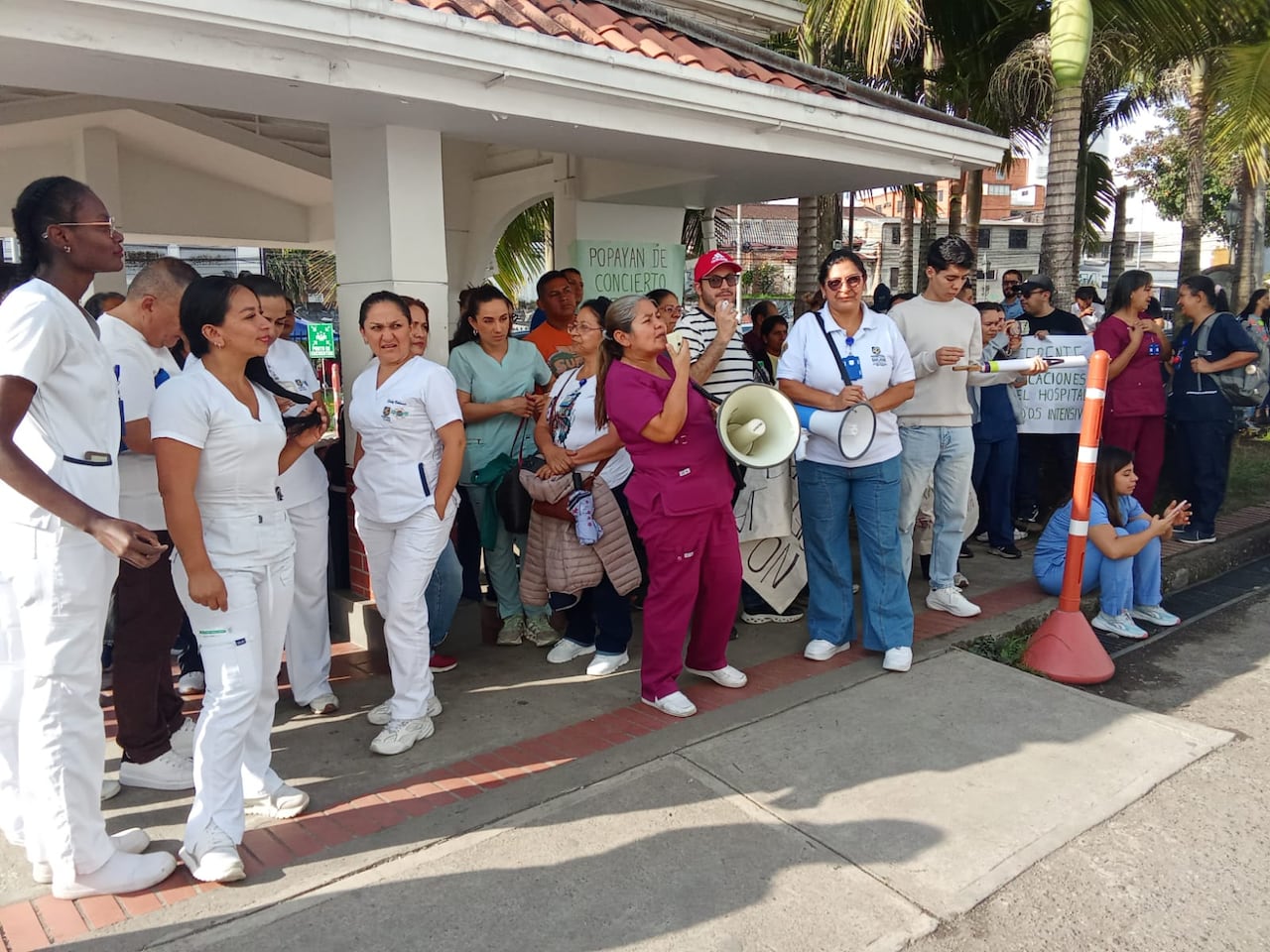 Trabajadores sanitarios y operativos del hospital Universitario de Popayán protestan por el cierre de dos áreas médicas de este importante centro asistencial.