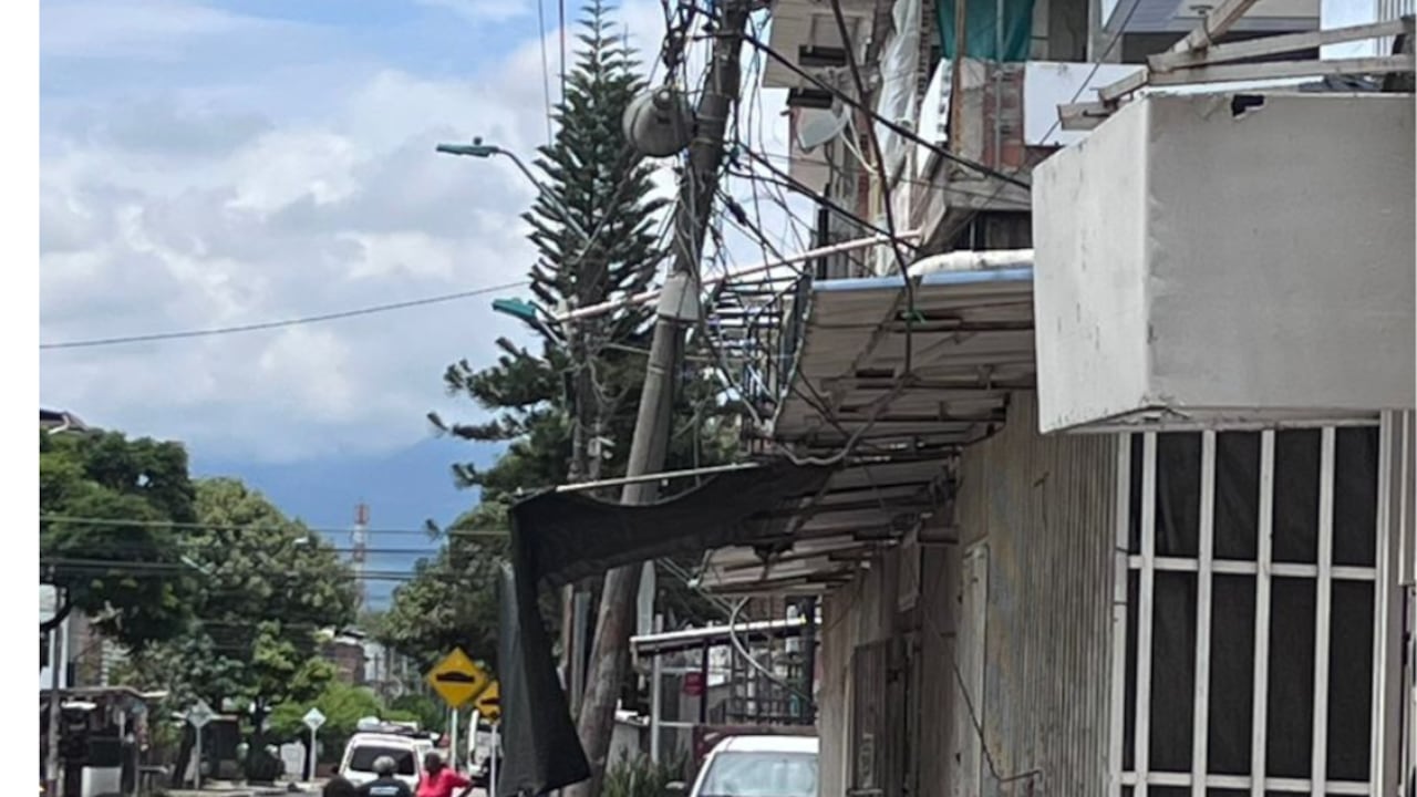 La denunciante advierte que, pese a los radicados y reportes enviados a Emcali, el poste continúa en mal estado y representa un riesgo para residentes y transeúntes.