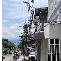 La denunciante advierte que, pese a los radicados y reportes enviados a Emcali, el poste continúa en mal estado y representa un riesgo para residentes y transeúntes.
