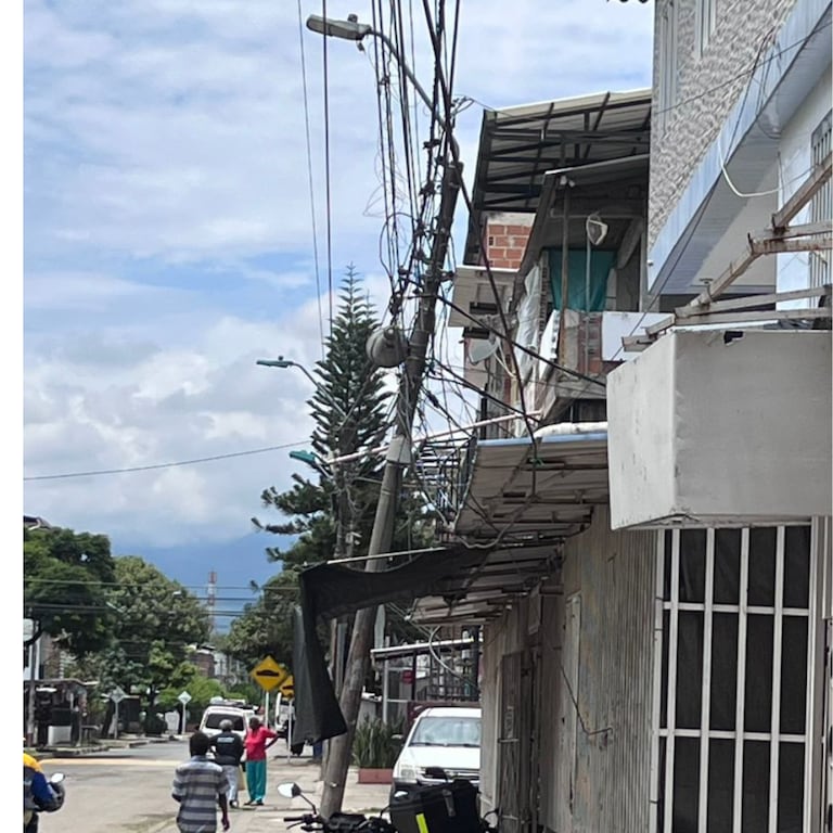 La denunciante advierte que, pese a los radicados y reportes enviados a Emcali, el poste continúa en mal estado y representa un riesgo para residentes y transeúntes.