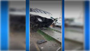 El bus quedó debajo de la vía aprisionando a una persona, la víctima fatal.