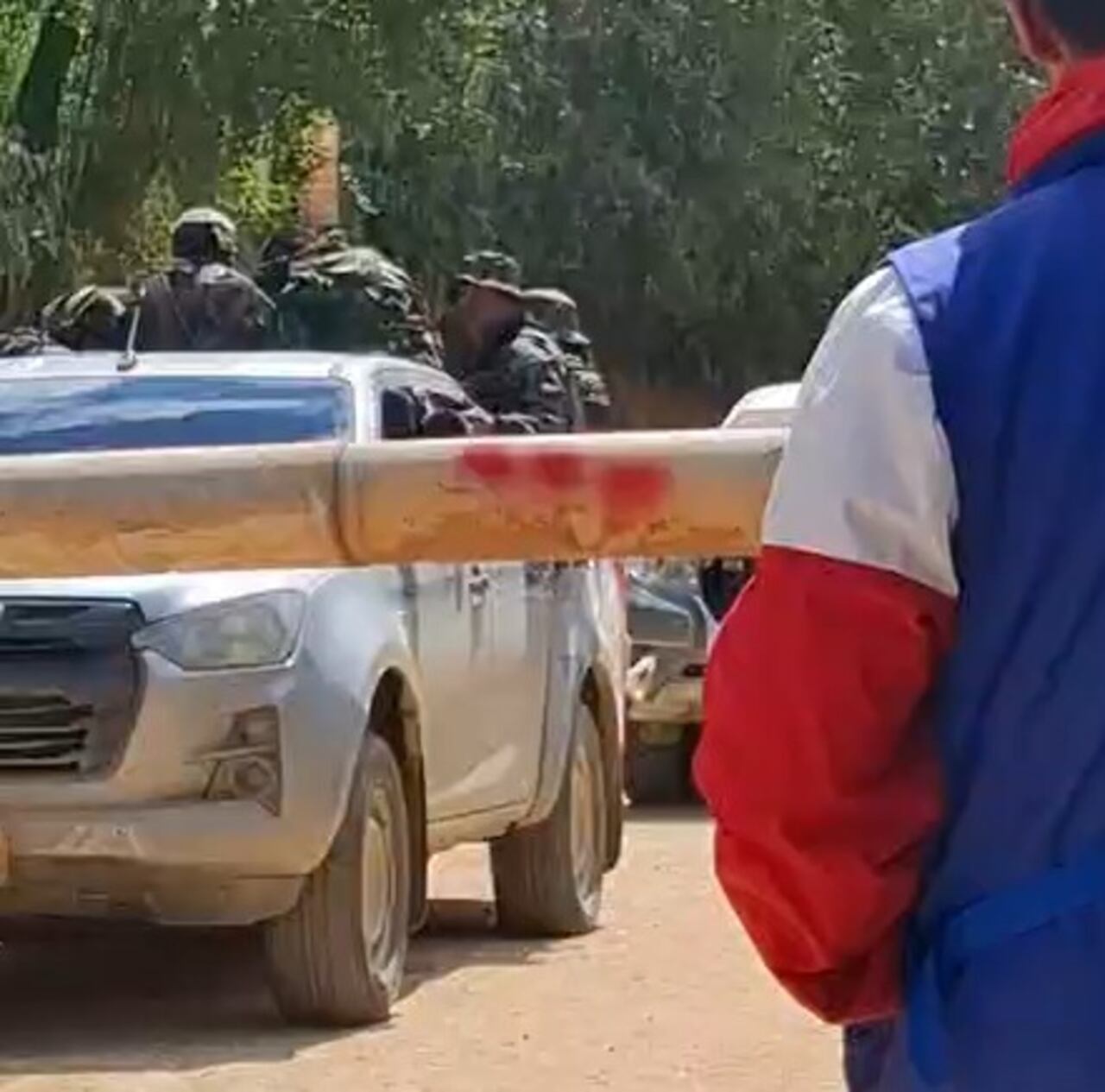 La guardia, por orden de las autoridades ancestrales, no permitieron la llegada de disidentes al casco urbano de Jambaló, incluso se enfrentaron a ellos con la palabra y el bastón para detener este ataque.