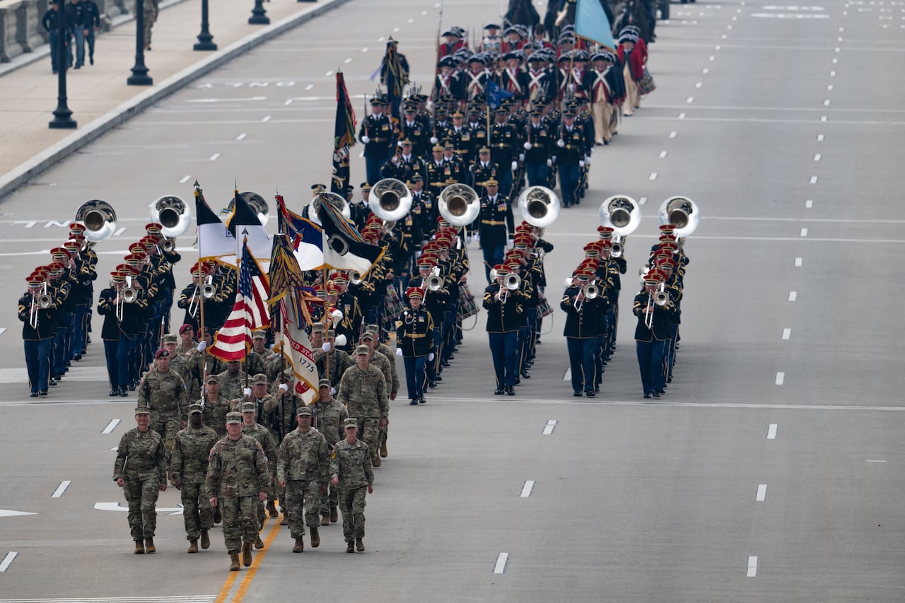 Miembros de las fuerzas armadas de diversas ramas del Ejército de EE. UU. cruzan el Puente Conmemorativo durante el Desfile del 250.º Aniversario del Ejército en Washington, D. C., el 14 de junio de 2025.