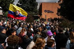 Jornada de oración por la vida de Miguel Uribe Turbay, frente a la Fundación Santa Fe