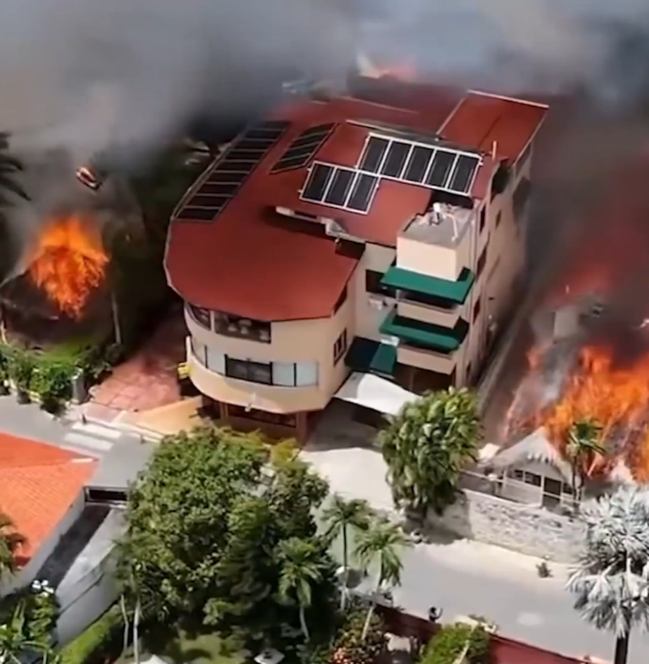 El incendio se registró en un complejo turístico de Bayahíbe, en la provincia de La Romana. Las llamas se propagaron rápidamente por estructuras con techos de palma, obligando a evacuar a 1.690 personas. Las autoridades investigan las causas del siniestro.