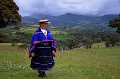 Bárbara Muelas, maestra y lingüista del pueblo misak, primera mujer indígena en ocupar un puesto en la Academia Colombiana de la Lengua.