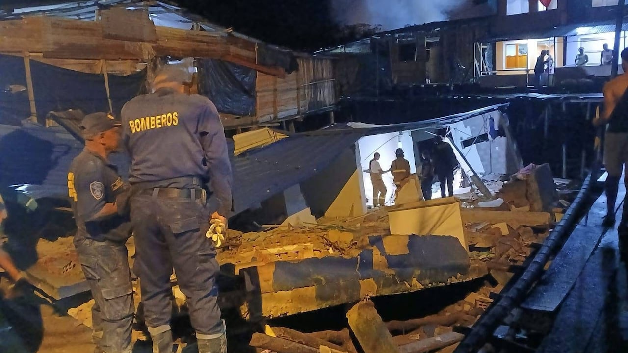 Colapso total de una vivienda de dos pisos en el distrito de Buenaventura. Falleció una menor y el resto de familiares quedaron heridos.