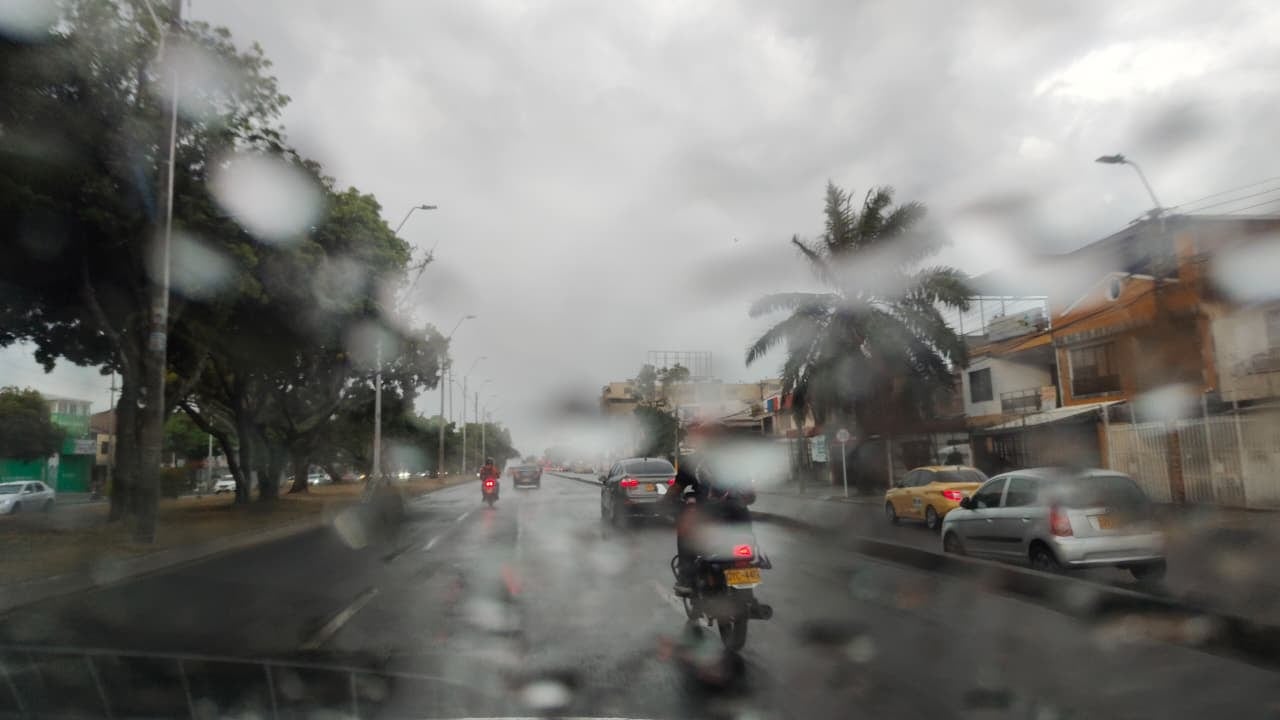 Las calles de Cali volvieron a mojarse este sábado con las precipitaciones que se registraron durante la tarde en distintos sectores de la ciudad.