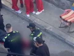 Autoridades de policía y organismos de socorro atienden la situación de orden público a las afueras de la institución educativa en Medellín.