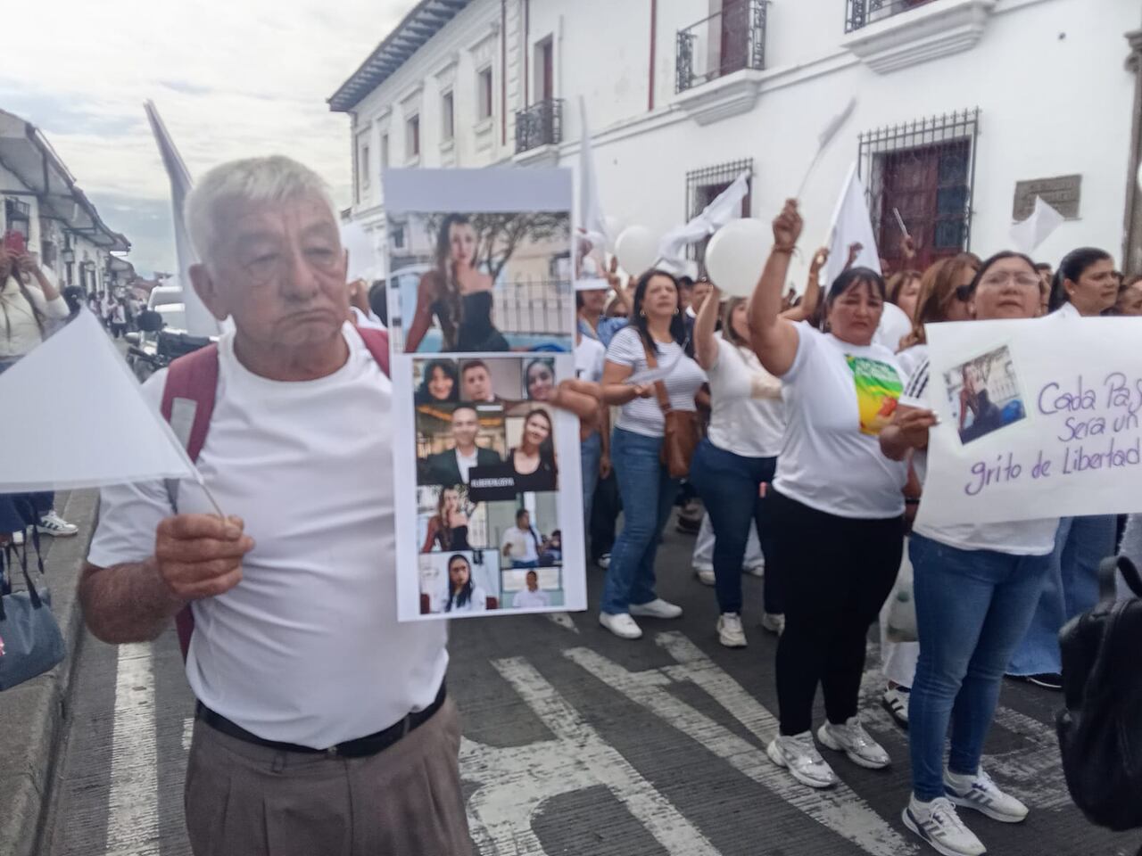 Nueve funcionarios y contratistas fueron secuestrados por las disidencias de las Farc en Cauca. Familiares y amigos realizan marcha en Popayán para pedir por su liberación.
