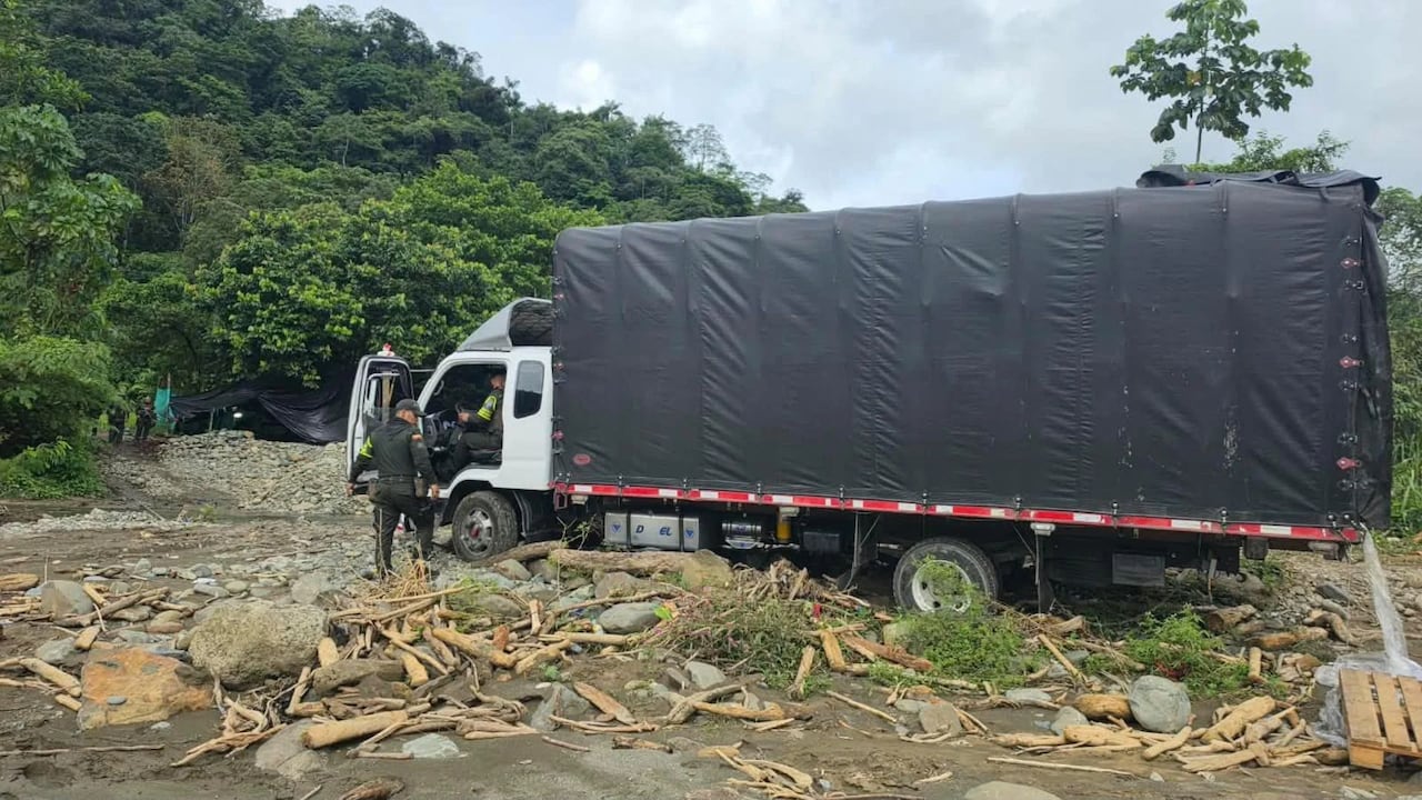 Camión hurtado en la vía Buga–Buenaventura.