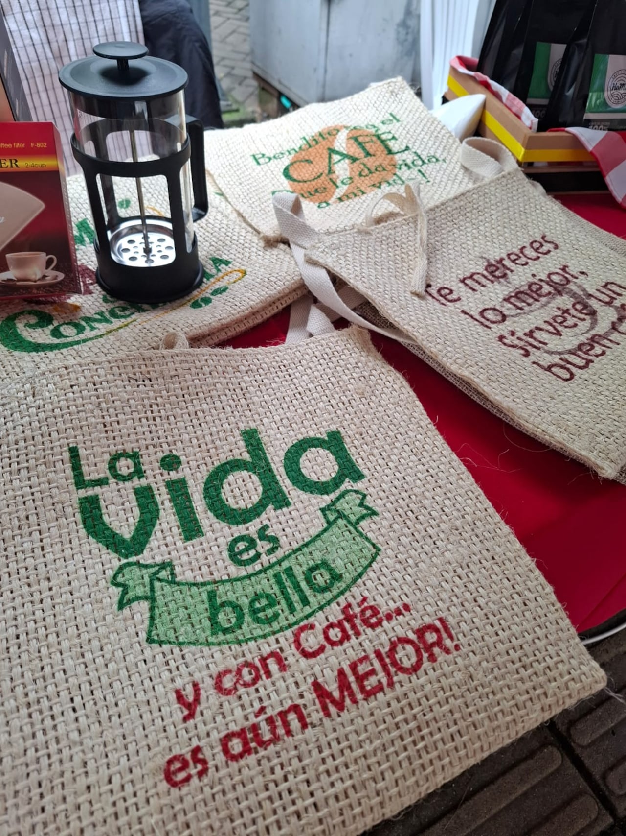 Stands de las nueve tiendas vinculadas a Roldacafé, escenario de degustaciones y encuentro con la comunidad.