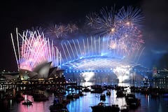 Los fuegos artificiales iluminaron el cielo de medianoche sobre el Puente del Puerto de Sídney.