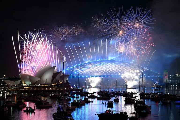 Los fuegos artificiales iluminaron el cielo de medianoche sobre el Puente del Puerto de Sídney.