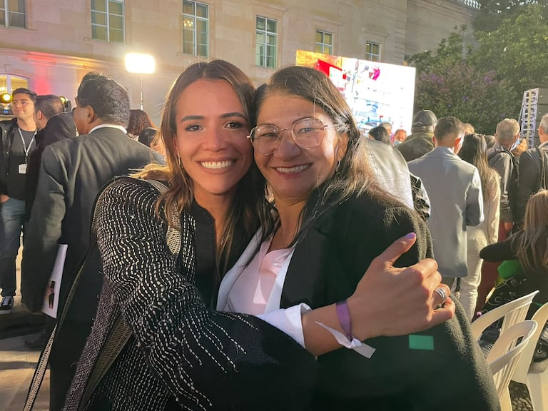 Esta es la foto que ha sido objeto de polémica donde está María Fernanda Carrascal y Sandra Ramírez.