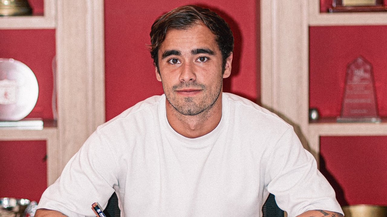 Tomás Ángel al momento de firmar su contrato con el América de Cali.