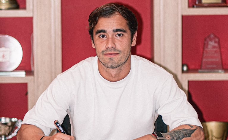 Tomás Ángel al momento de firmar su contrato con el América de Cali.