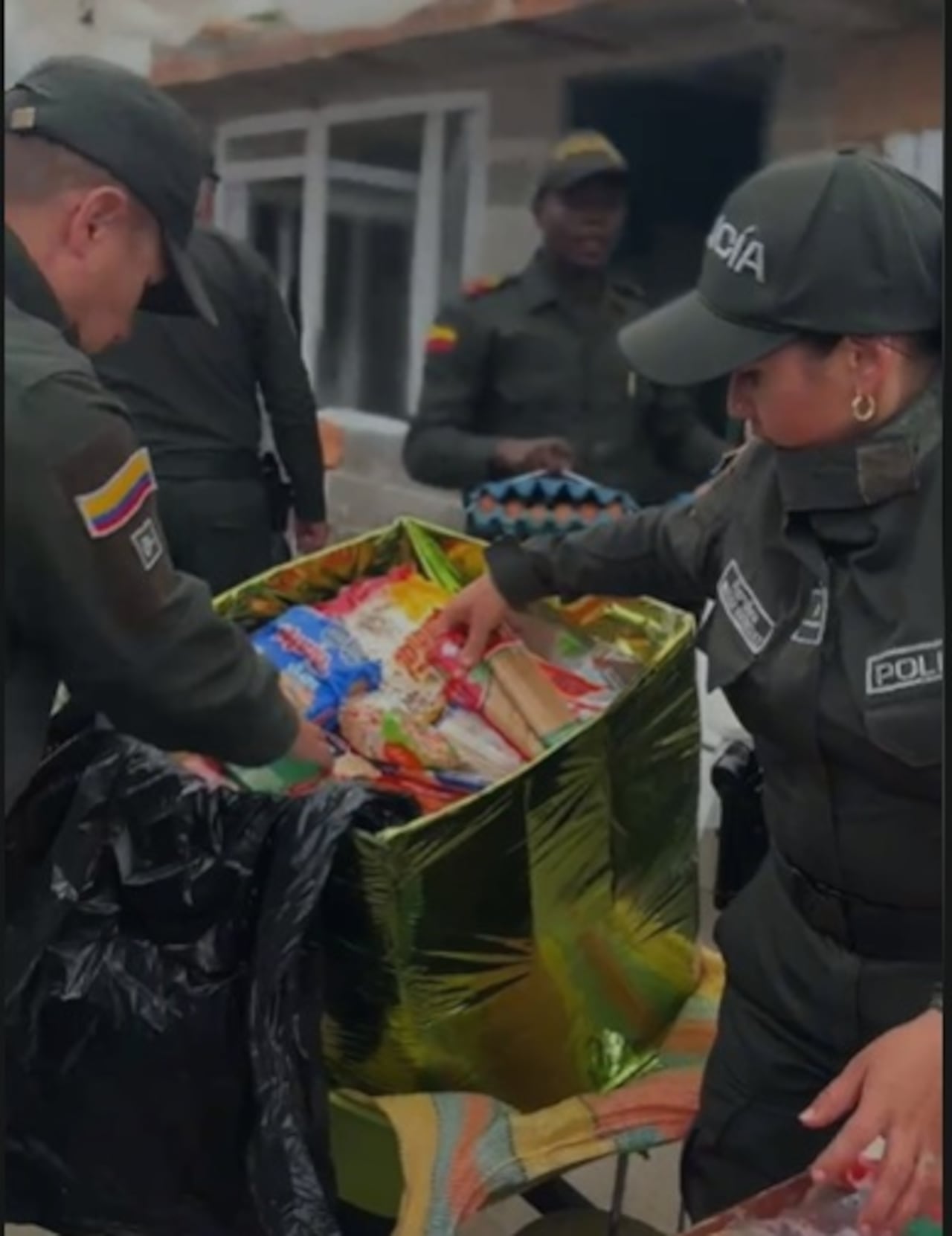 Uniformados del Departamento de Policía Nariño entregaron mercados con alimentos y productos básicos a adultos mayores en condición de vulnerabilidad.
