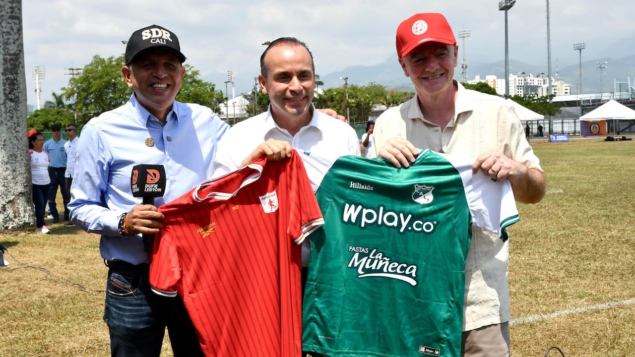 Gianni Infantino estuvo acompañado del alcalde Alejandro Eder y recibió como presente las camisetas de los equipos más representativos de la ciudad.
