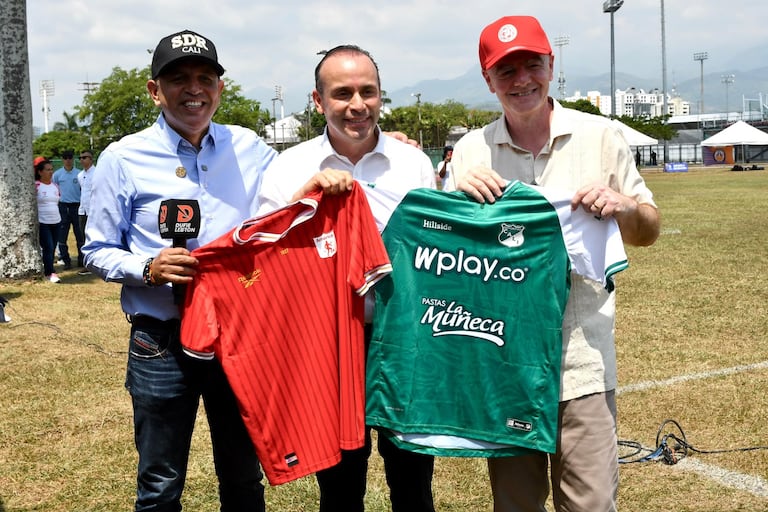 Gianni Infantino estuvo acompañado del alcalde Alejandro Eder y recibió como presente las camisetas de los equipos más representativos de la ciudad.