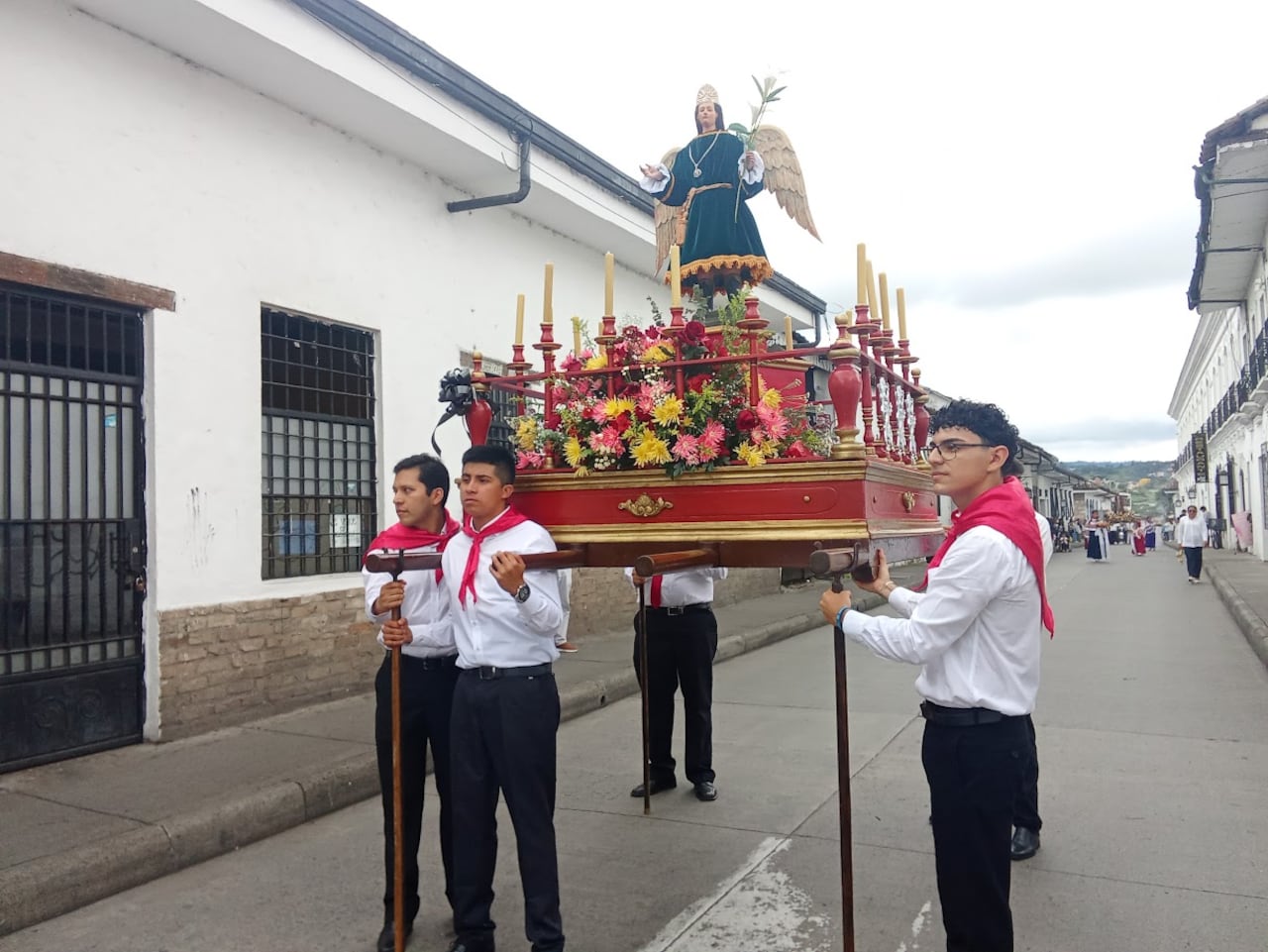 “Todo desfile procesional nace del deseo profundo de expresar públicamente la fe y rendir culto con la dignidad y la grandeza que esta merece. Cada procesión suscita un amplio interés popular, pues en su recorrido se refleja de manera simbólica la propia sociedad”, afirmó Fernando Guevara Diago, presidente de la Junta Permanente de Nuestra Señora de Belén.