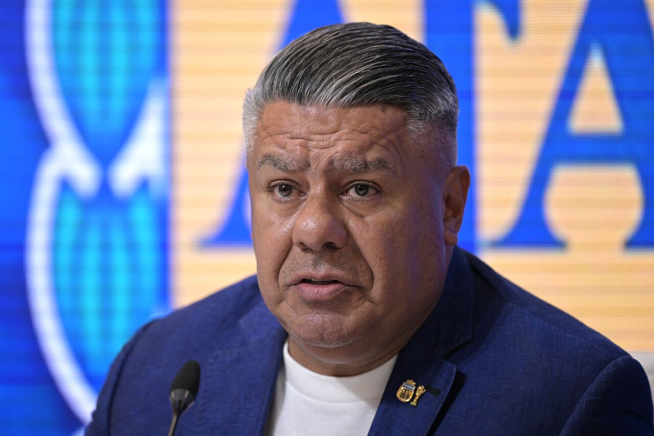 El presidente de la Asociación del Fútbol Argentino (AFA), Claudio Tapia, habló durante una conferencia de prensa en Ezeiza, provincia de Buenos Aires, el 18 de marzo de 2025, anunciando un entrenamiento abierto al público entre la selección nacional y la sub-20, que se llevará a cabo el 22 de marzo en el Estadio Tomás Adolfo Duco de Buenos Aires, en apoyo a la ciudad de Bahía Blanca, afectada por una tormenta que dejó 16 muertos. (Foto de JUAN MABROMATA / AFP)