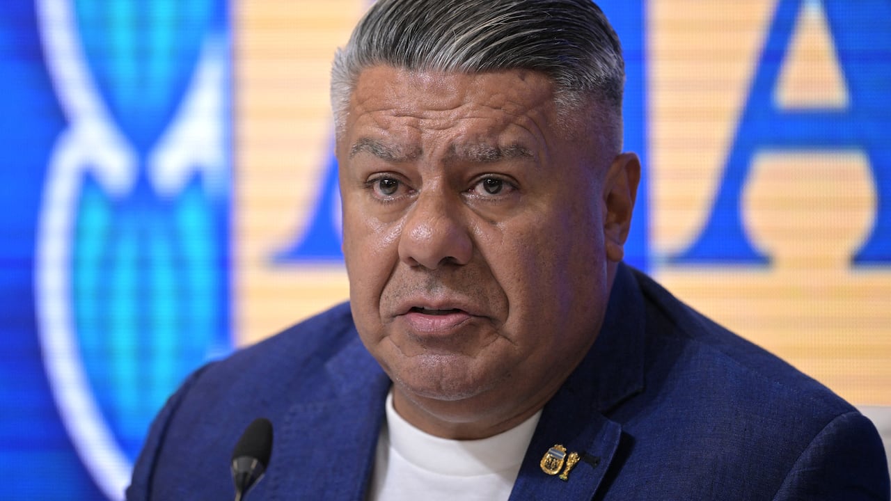 El presidente de la Asociación del Fútbol Argentino (AFA), Claudio Tapia, habló durante una conferencia de prensa en Ezeiza, provincia de Buenos Aires, el 18 de marzo de 2025, anunciando un entrenamiento abierto al público entre la selección nacional y la sub-20, que se llevará a cabo el 22 de marzo en el Estadio Tomás Adolfo Duco de Buenos Aires, en apoyo a la ciudad de Bahía Blanca, afectada por una tormenta que dejó 16 muertos. (Foto de JUAN MABROMATA / AFP)