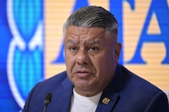 El presidente de la Asociación del Fútbol Argentino (AFA), Claudio Tapia, habló durante una conferencia de prensa en Ezeiza, provincia de Buenos Aires, el 18 de marzo de 2025, anunciando un entrenamiento abierto al público entre la selección nacional y la sub-20, que se llevará a cabo el 22 de marzo en el Estadio Tomás Adolfo Duco de Buenos Aires, en apoyo a la ciudad de Bahía Blanca, afectada por una tormenta que dejó 16 muertos. (Foto de JUAN MABROMATA / AFP)