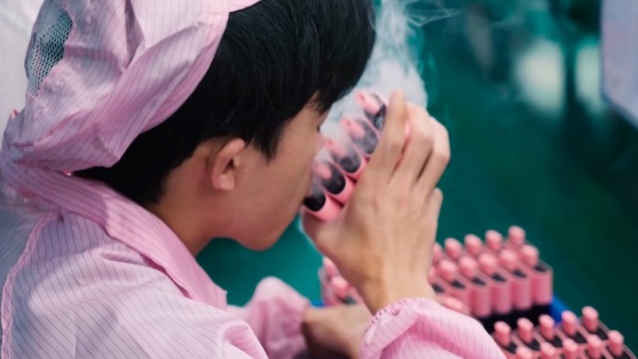 El joven confiesa que después de una jornada laboral, en la que prueba más de 8.000 vapeadores al día, sigue fumando.