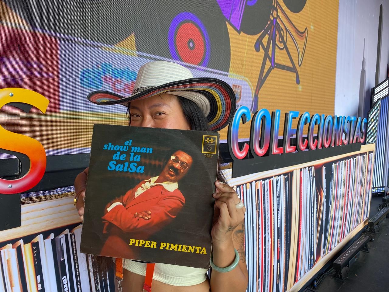 Gia Fu no solo mezcla música: investiga, escucha y colecciona. Su archivo personal incluye prensajes originales de sellos legendarios.