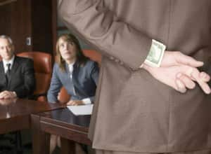 En algunas compañías la única manera de obtener un aumento sustancial es confrontar a la gerencia con una oferta laboral de otro sitio.