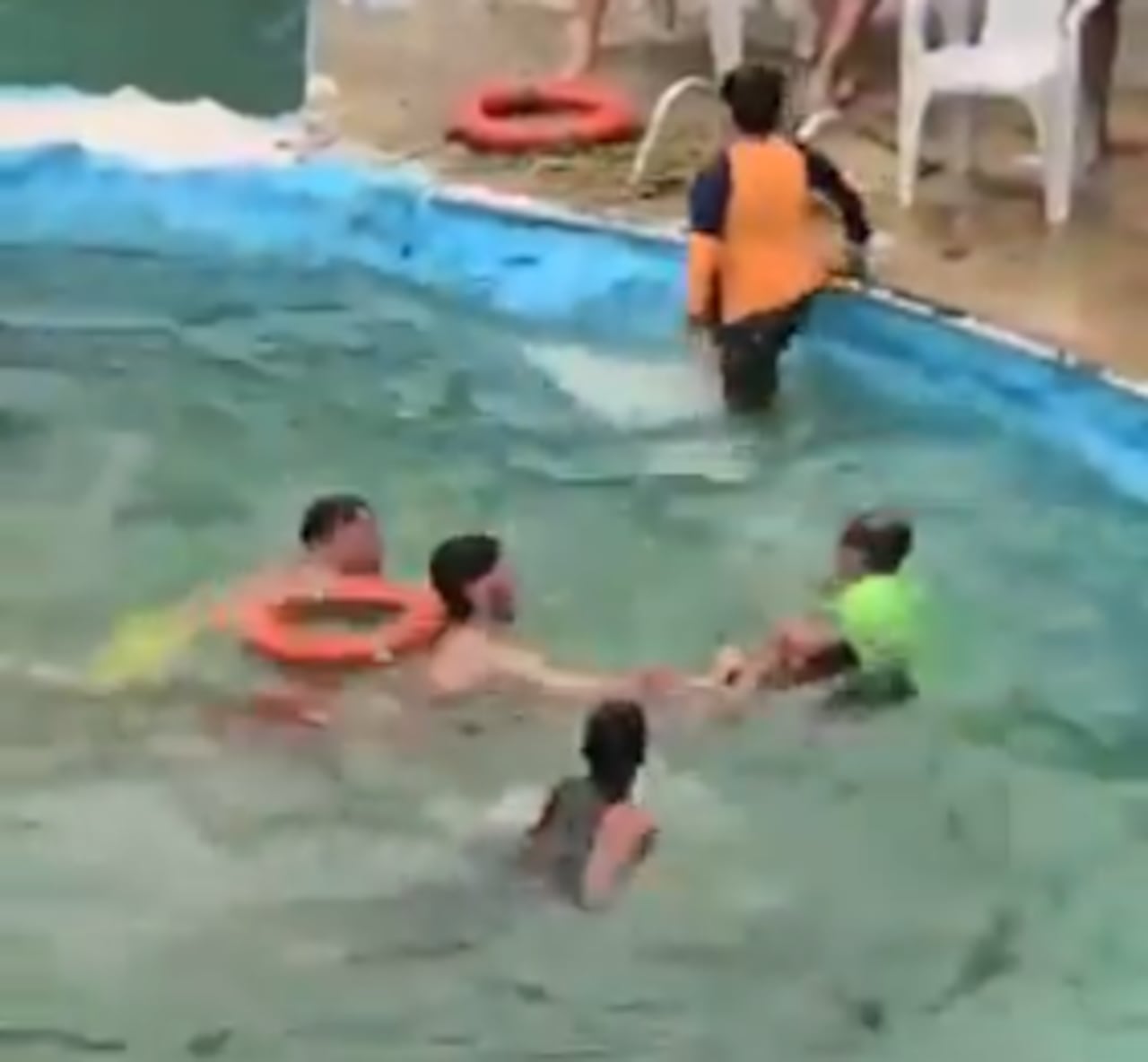 Ante lo sucedidos varias personas ayudaron a la joven a salir de la piscina.