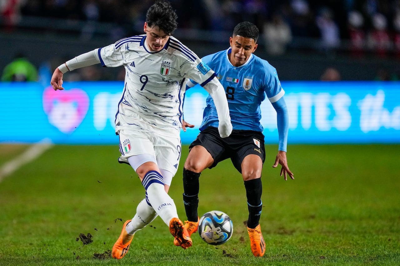 Giuseppe Ambrosino de Italia, izquierda, y Rodrigo Chagas de Uruguay disputan la pelota durante la final del Mundial Sub20 en el estadio Diego Maradona de La Plata, Argentina, domingo 11 junio, 2023. (AP Foto/Natacha Pisarenko)