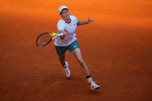 Jannik Sinner, de Italia, le devuelve el balón a Karen Khachanov, de Rusia, durante el torneo de tenis Mutua Madrid Open en Madrid, el martes 30 de abril de 2024. (Foto AP/Manu Fernández)