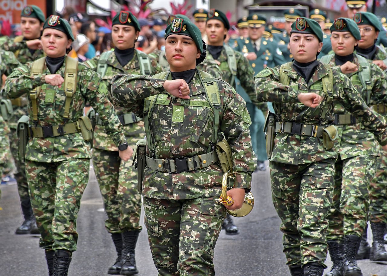 Este domingo 20 de julio, cientos de caleños llegaron hasta la tradicional Avenida Sexta, en el norte de Cali, para acompañar el desfile militar y policial con el que se conmemoraron los 215 años de la Independencia de Colombia, El desfile comenzó en la Plazoleta Jairo Varela y terminó en el CAI de Chipichape, en el norte de la ciudad y se convirtió en un acto lleno de civismo, orgullo patrio y reconocimiento a la labor de la Fuerza Pública. Fotos Raúl Palacios / El País.