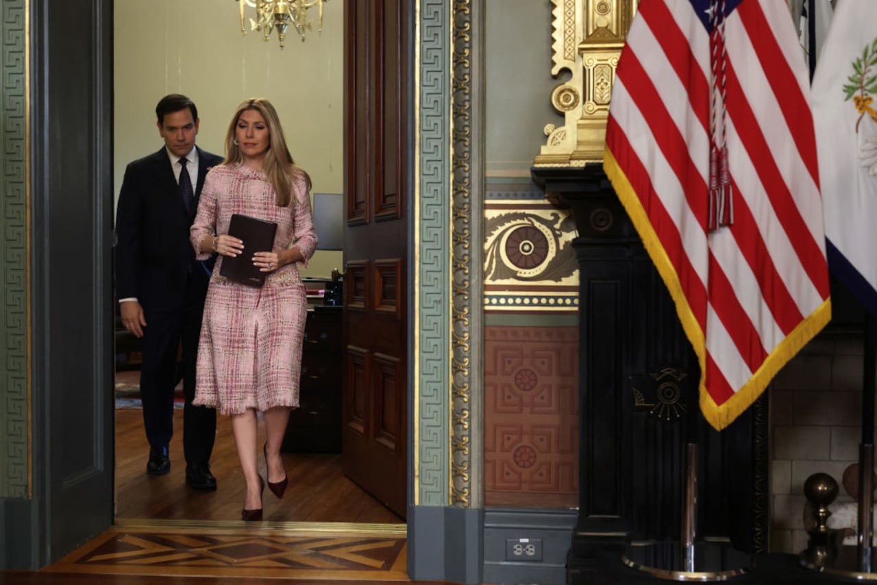Marco Rubio y su esposa Jeanette Dousdebes Rubio llegan a una ceremonia de juramento en la oficina ceremonial del vicepresidente, en el edificio de oficinas ejecutivas de Eisenhower, el 21 de enero de 2025 en Washington, DC. Rubio, exsenador de Florida, prestó juramento como el 72º Secretario de Estado de Estados Unidos (Foto de Alex Wong/Getty Images)