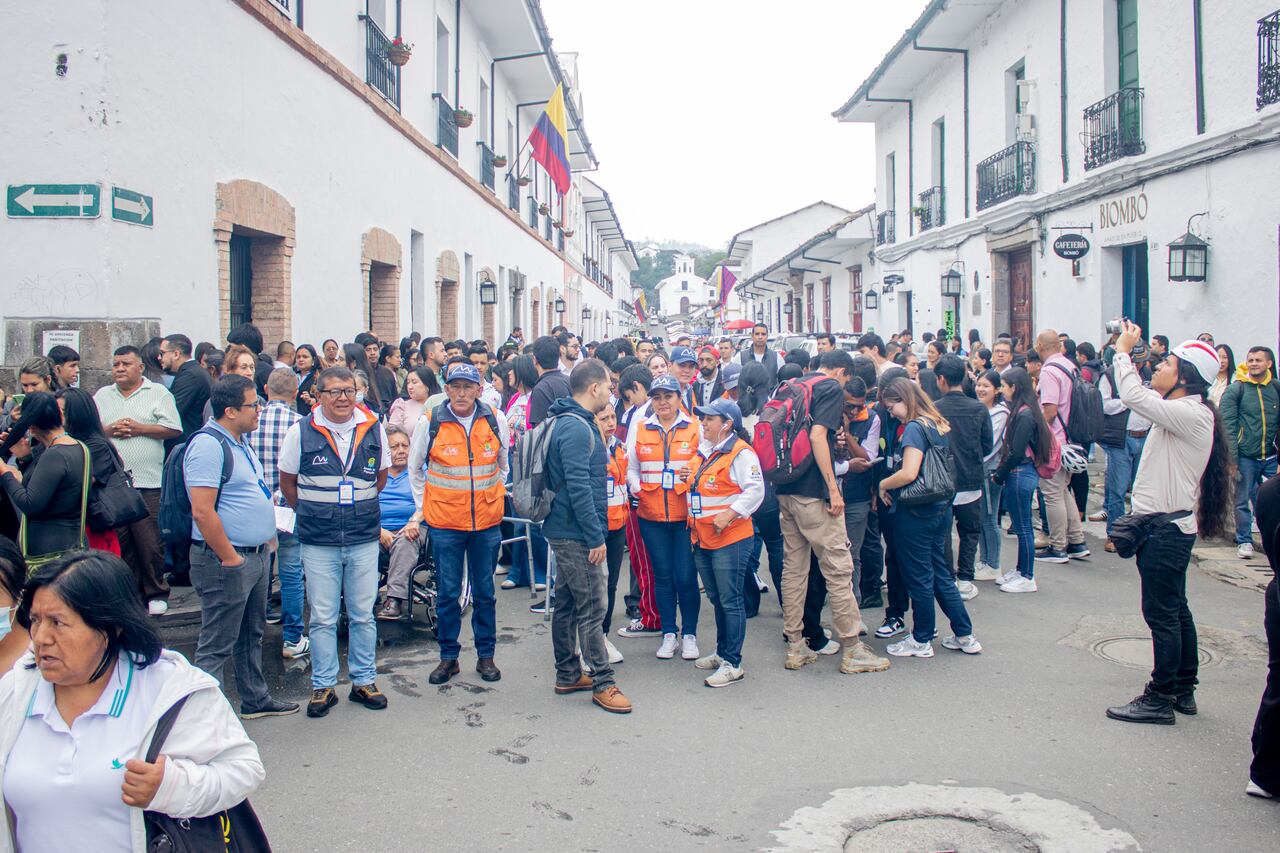 En la capital del Cauca, las escenas de personas ayudando a heridos, otros organizando evacuaciones y un número significativo de voluntarios dispuestos a colaborar con los servicios de emergencia fueron después aplaudidas por los ciudadanos.