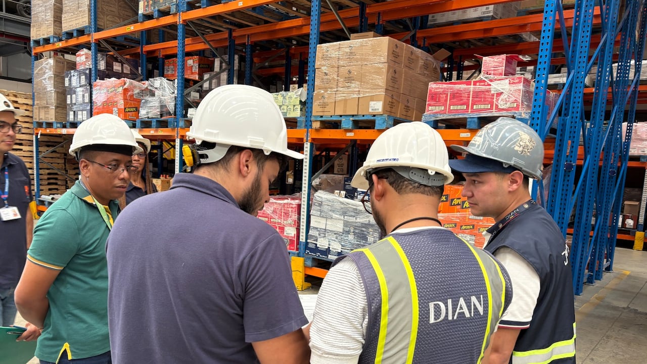 En el país, se aprehendieron 316 botellas de licor, 8 bombas
hidráulicas y 20 rollos de polímero termoencogible utilizado para empaque
de alimentos, bebidas, cosméticos y otros productos; por valor de $ 1590
millones