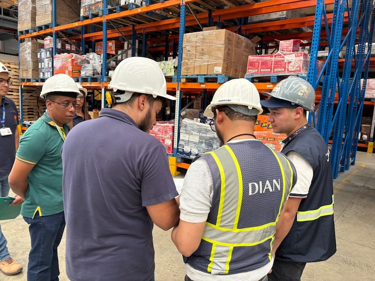 En el país, se aprehendieron 316 botellas de licor, 8 bombas
hidráulicas y 20 rollos de polímero termoencogible utilizado para empaque
de alimentos, bebidas, cosméticos y otros productos; por valor de $ 1590
millones