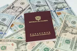 concepto de viaje, pasaporte colombiano con billetes de dólar para viajar al exterior