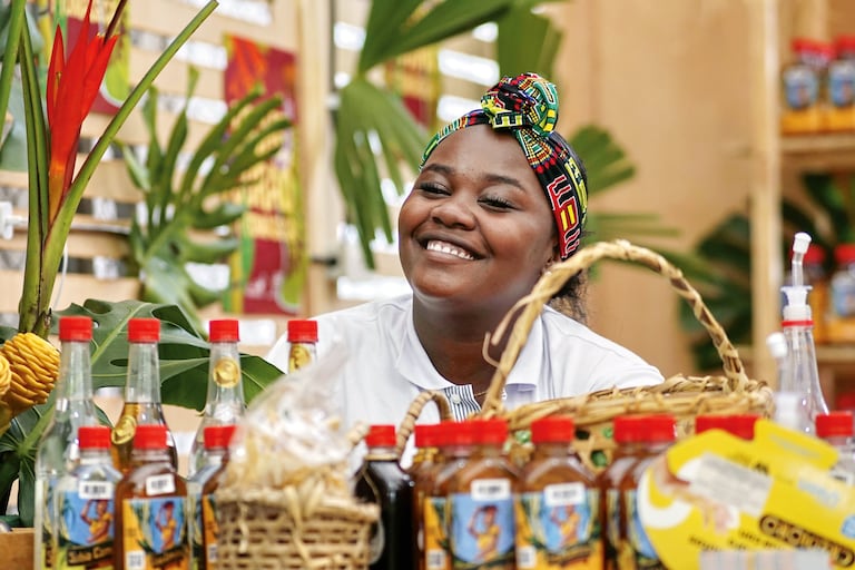 Gracias al Festival Petronio Álvarez, el viche comenzó a ser degustado por turistas que compraban botellas para llevar a sus familiares y amigos de otros lugares del país.