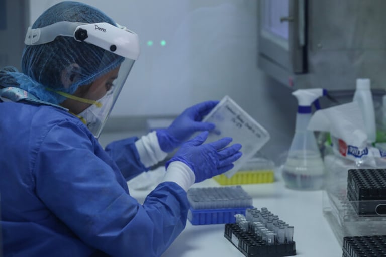 Agosto 12 de 2020. En el Instituto Distrital de Ciencia, Biotecnología e Innovación en Salud (IDCBIS) se llevan a cabo los estudios del uso de plasma de convalecientes para el tratamiento de pacientes con covid-19. El análisis mostró eficacia en el 80% de los casos tratados con este plasma, (Colprensa - Camila Díaz)
