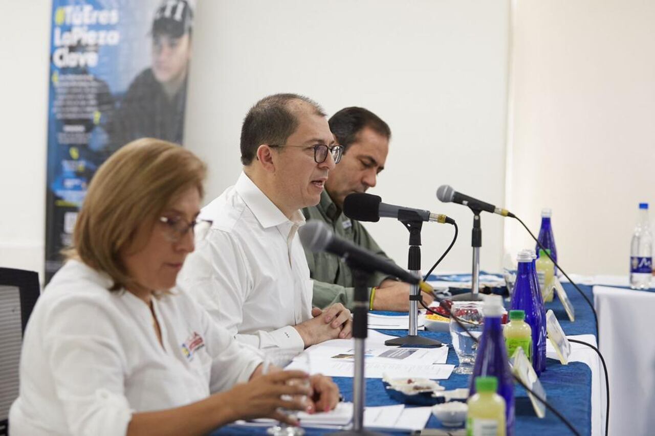 El fiscal Francisco Barbosa y la vicefiscal Martha Mancera, en reunión con las autoridades de Santander.