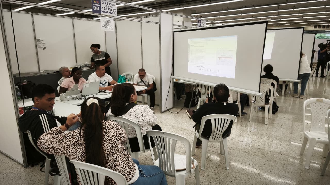 Representantes de partidos políticos y testigos electorales acompañan el reconteo de votos durante el proceso de escrutinio que se realiza en Cali.