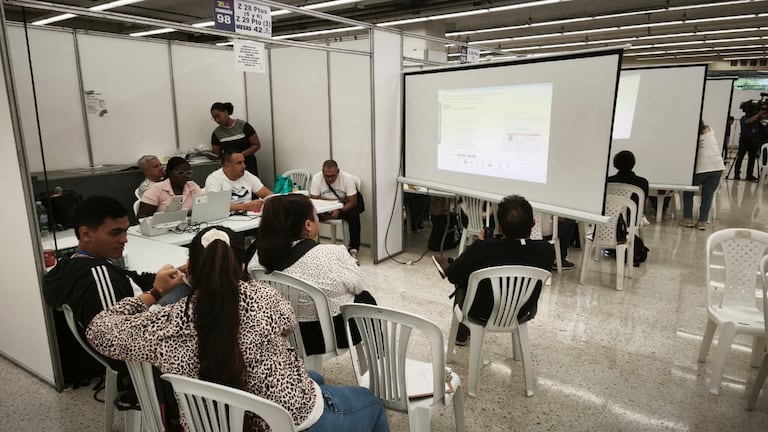 Representantes de partidos políticos y testigos electorales acompañan el reconteo de votos durante el proceso de escrutinio que se realiza en Cali.
