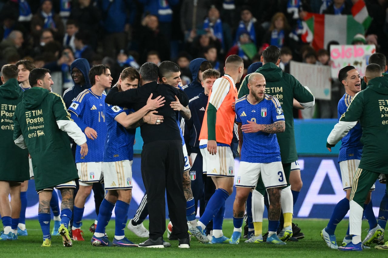 El seleccionador italiano Gennaro Gattuso celebra con sus jugadores tras la victoria en el partido de semifinales de la repesca para la clasificación europea a la Copa Mundial de la FIFA 2026 entre Italia e Irlanda del Norte, disputado en el estadio Gewiss de Bérgamo el 26 de marzo de 2026. (Foto de Alberto PIZZOLI / AFP)