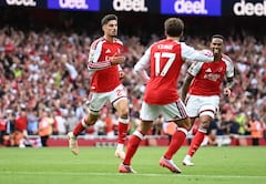 Los jugadores del Arsenal celebran uno de los tantos de la victoria contra el Chelsea.